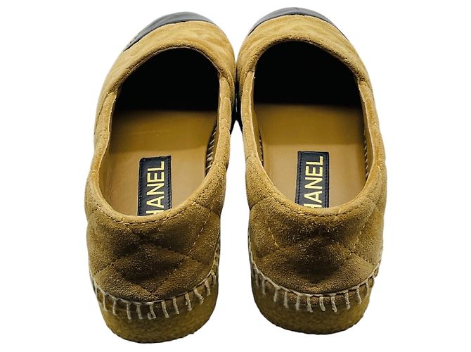 Espadrillas basse Chanel in pelle e camoscio trapuntato Tan / Black con punta rinforzata e logo CC impresso Cammello - vista 5