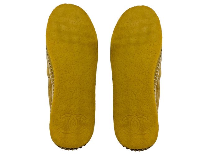 Espadrillas basse Chanel in pelle e camoscio trapuntato Tan / Black con punta rinforzata e logo CC impresso Cammello - vista 6
