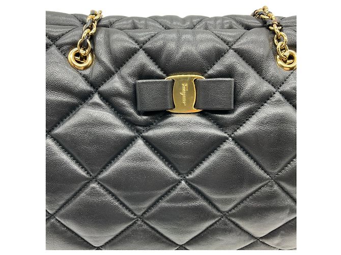 Bolsa de ombro acolchoada em couro preto Salvatore Ferragamo com laço - vista 4