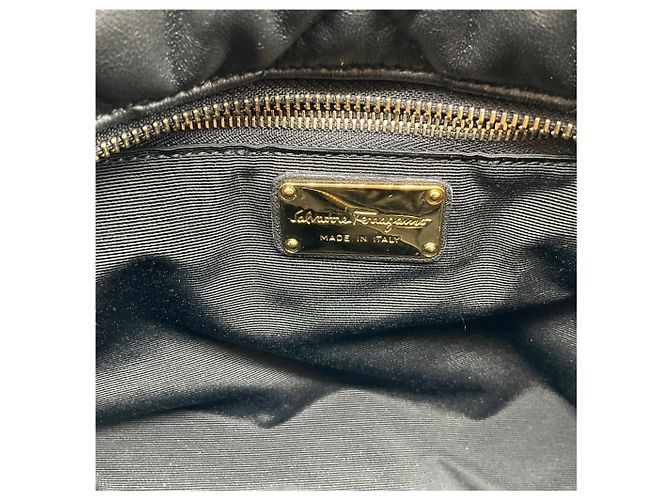 Bolsa de ombro acolchoada em couro preto Salvatore Ferragamo com laço - vista 9
