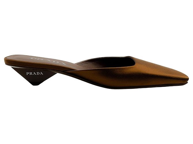 Mules Prada in raso marrone con punta quadrata e tacco logo - vista 2