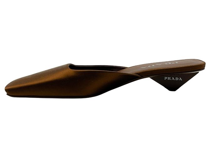 Mules Prada in raso marrone con punta quadrata e tacco logo - vista 3