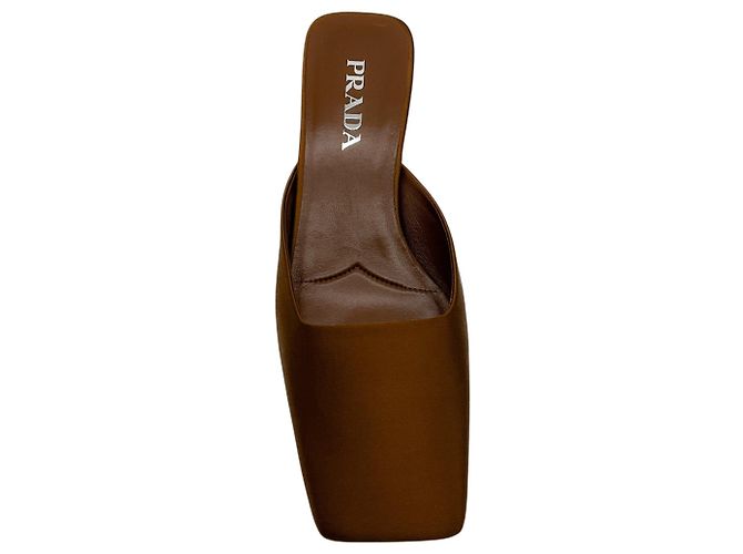 Mules Prada in raso marrone con punta quadrata e tacco logo - vista 4