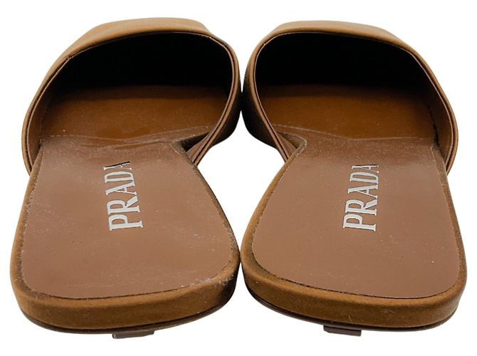 Mules Prada in raso marrone con punta quadrata e tacco logo - vista 5