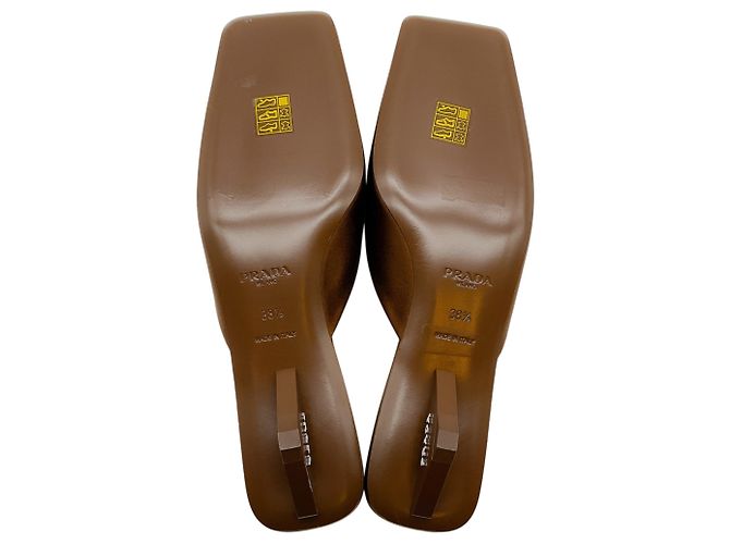 Mules Prada in raso marrone con punta quadrata e tacco logo - vista 7