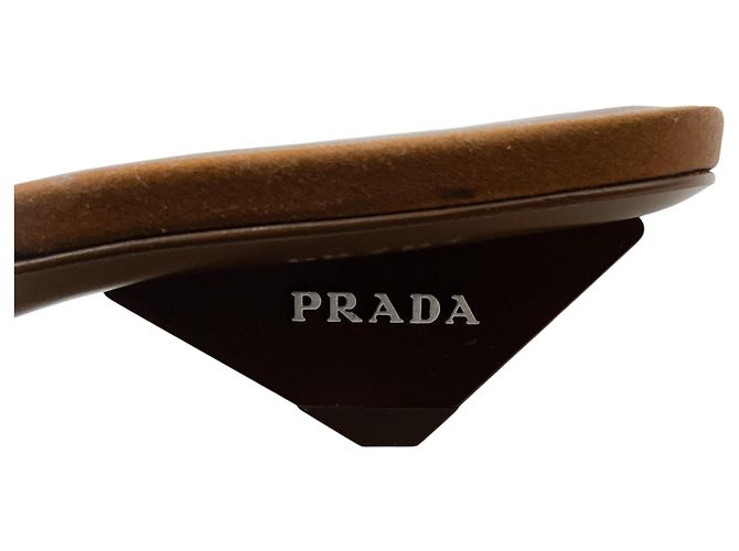 Mules Prada in raso marrone con punta quadrata e tacco logo - vista 8