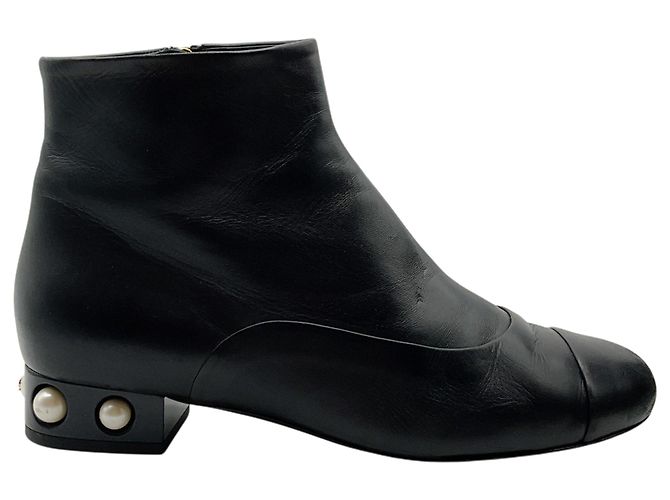 Stivaletti Chanel in pelle nera con tacco impreziosito da perle Nero - vista 2