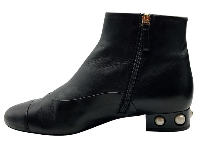 Stivaletti Chanel in pelle nera con tacco impreziosito da perle Nero - vista 3