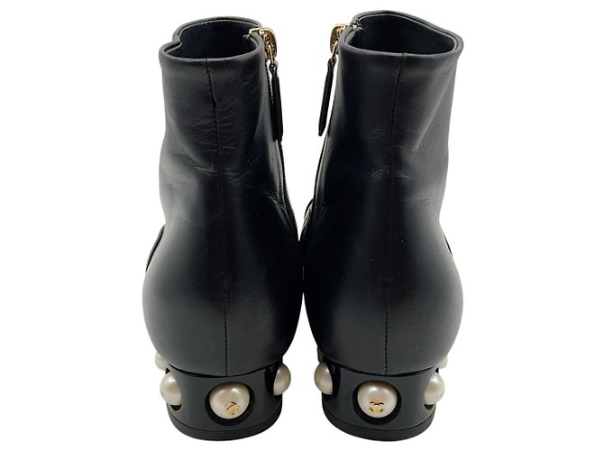 Stivaletti Chanel in pelle nera con tacco impreziosito da perle Nero - vista 6