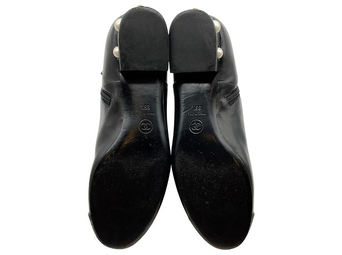 Stivaletti Chanel in pelle nera con tacco impreziosito da perle Nero - vista 7