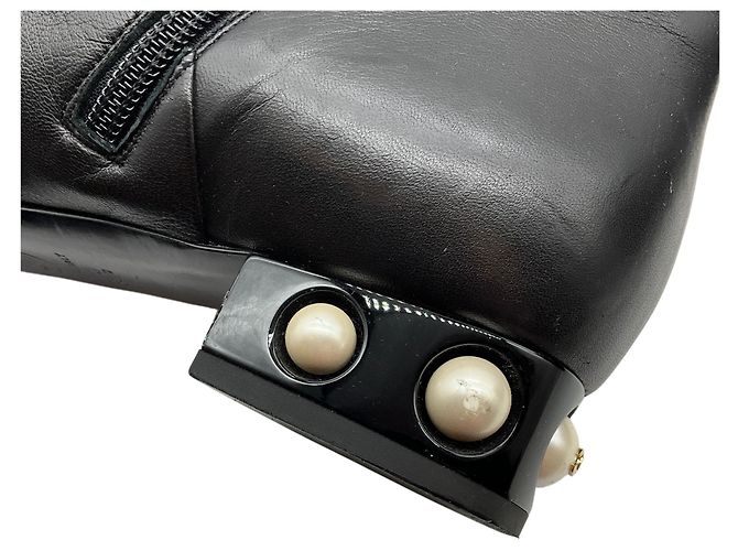 Stivaletti Chanel in pelle nera con tacco impreziosito da perle Nero - vista 8