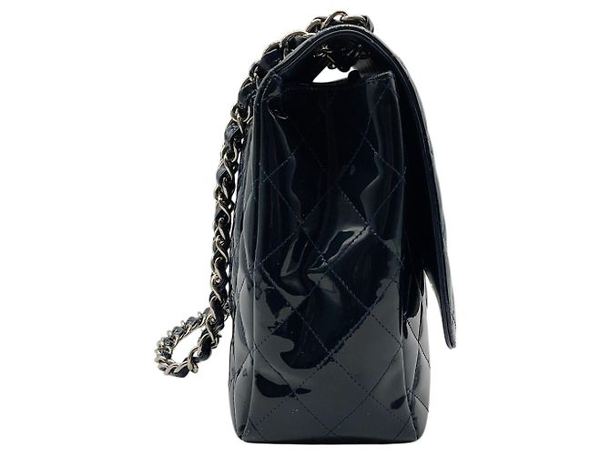 Timeless Borsa Maxi Flap Chanel in pelle verniciata blu navy - vista 2