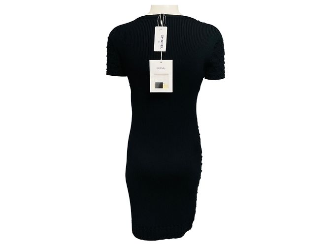 Vestido Chanel preto 2018 em malha canelada de piqué de algodão texturizado com mangas curtas e placa com logo CC - vista 3