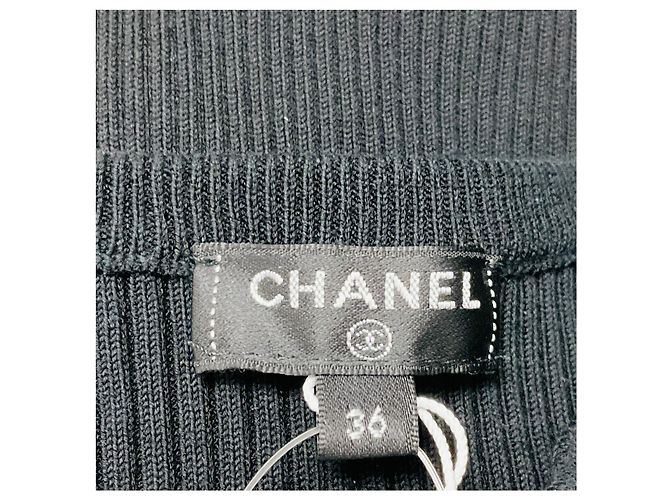 Vestido Chanel preto 2018 em malha canelada de piqué de algodão texturizado com mangas curtas e placa com logo CC - vista 4