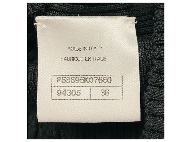 Vestido Chanel preto 2018 em malha canelada de piqué de algodão texturizado com mangas curtas e placa com logo CC - vista 5