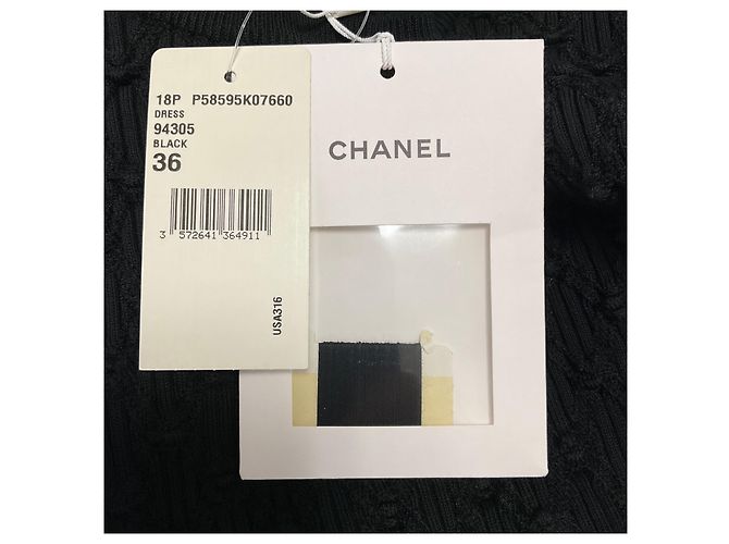 Vestido Chanel preto 2018 em malha canelada de piqué de algodão texturizado com mangas curtas e placa com logo CC - vista 6