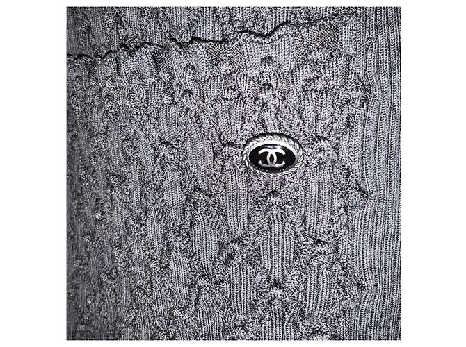Vestido Chanel preto 2018 em malha canelada de piqué de algodão texturizado com mangas curtas e placa com logo CC - vista 7