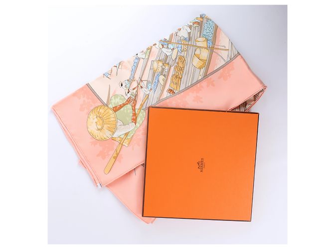 Hermès Carré 90 "MARCHE FLOTTANT DU LAC INLE" Pañuelo de seda en Rosa - vista 15