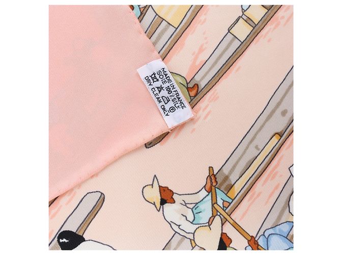 Hermès Carré 90 "MARCHE FLOTTANT DU LAC INLE" Pañuelo de seda en Rosa - vista 2