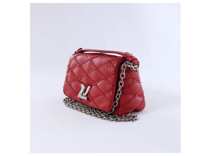 Twist Louis Vuitton Malletage GO 14 Shoulder Bag in Red - view 2