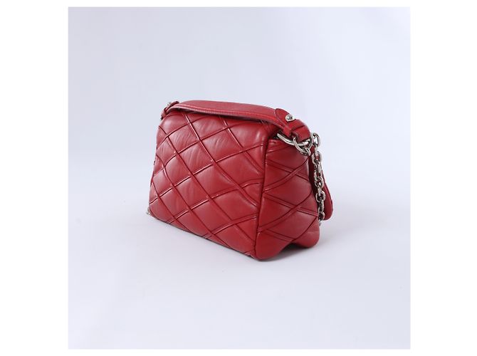 Twist Louis Vuitton Malletage GO 14 Shoulder Bag in Red - view 3
