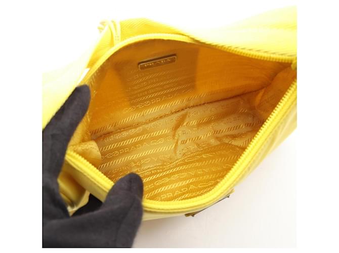 Saffiano Borsa Prada Re-Edition 2000 Re-Nylon Giallo - vista 3