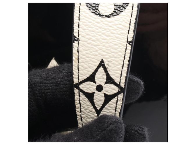 Bolso de hombro Louis Vuitton Twist PM Noir Negro Blanco - vista 9