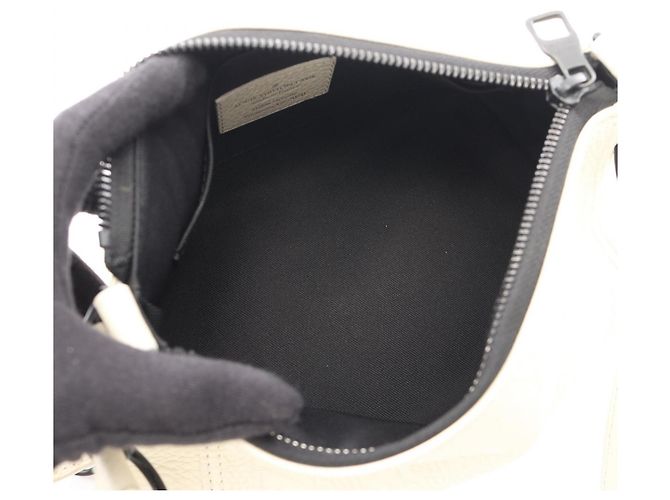 Borsa a tracolla 2-Way Louis Vuitton Triangle Messenger Bianco - vista 3