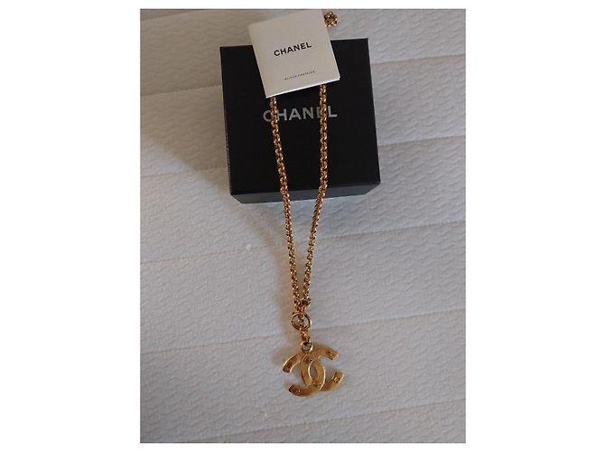 Collana Chanel con pendente logo CC dorato D'oro - vista 2