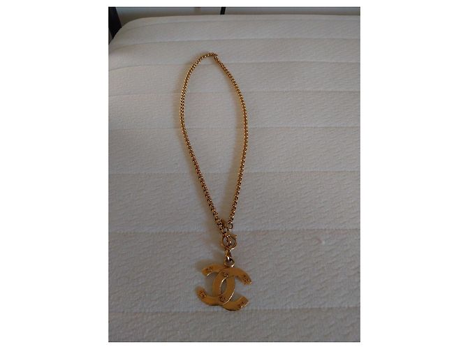 Collana Chanel con pendente logo CC dorato D'oro - vista 3