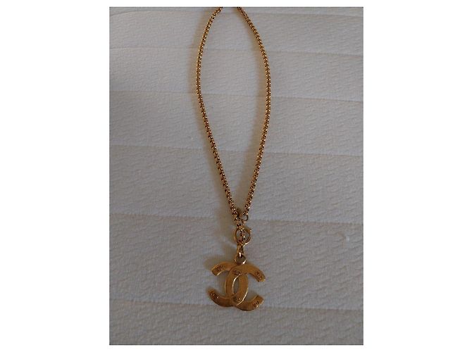Collana Chanel con pendente logo CC dorato D'oro - vista 4