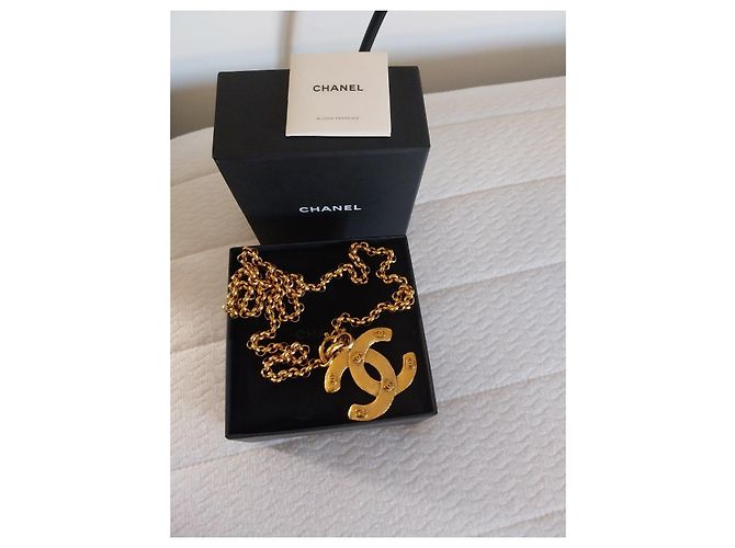 Collana Chanel con pendente logo CC dorato D'oro - vista 5
