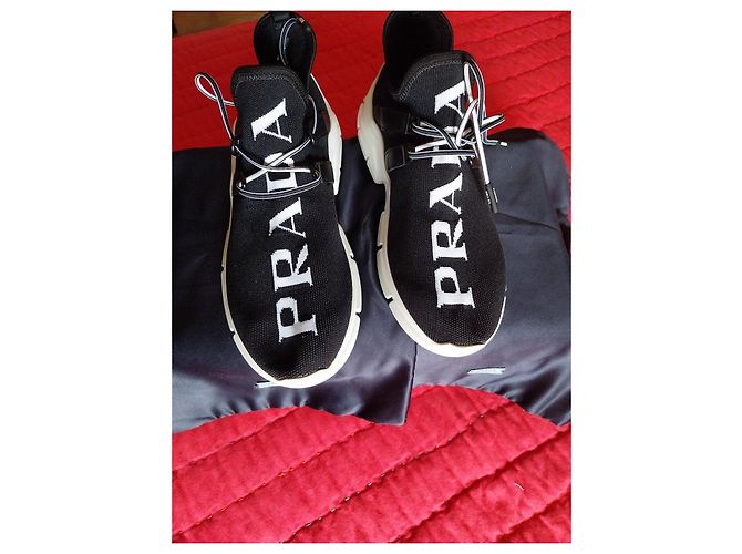 Sneakers Prada in mesh nero con logo bianco - vista 2