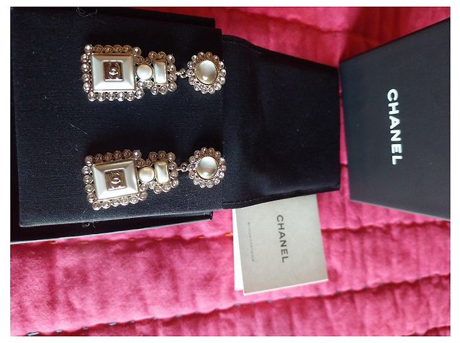 Orecchini Chanel in metallo dorato e perle Bianco Gold hardware - vista 10