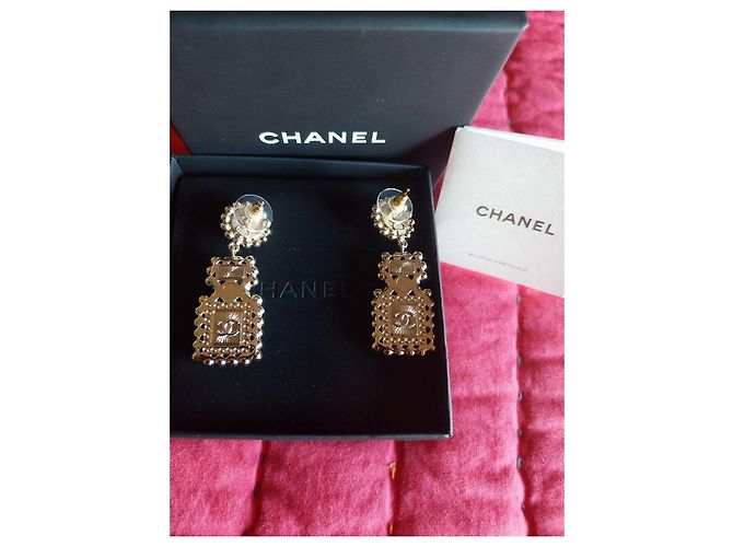 Orecchini Chanel in metallo dorato e perle Bianco Gold hardware - vista 11