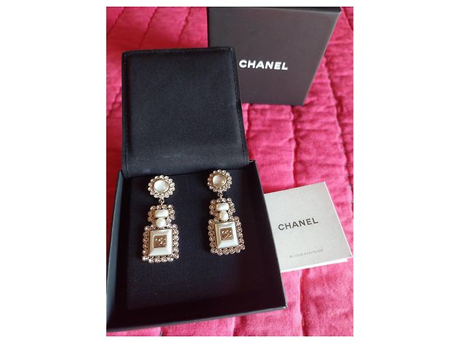Orecchini Chanel in metallo dorato e perle Bianco Gold hardware - vista 2