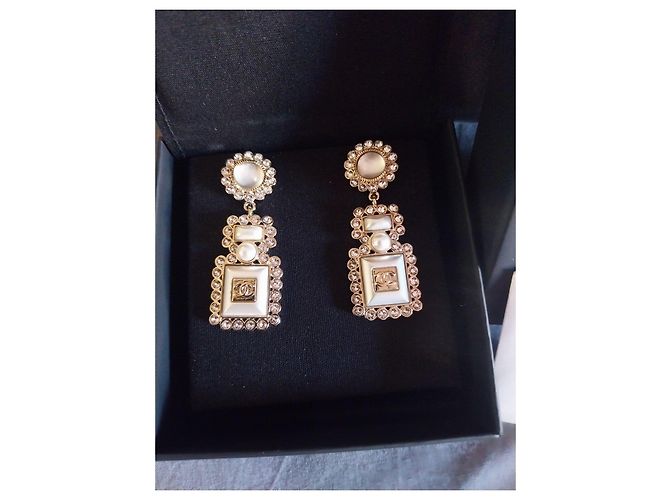 Orecchini Chanel in metallo dorato e perle Bianco Gold hardware - vista 3