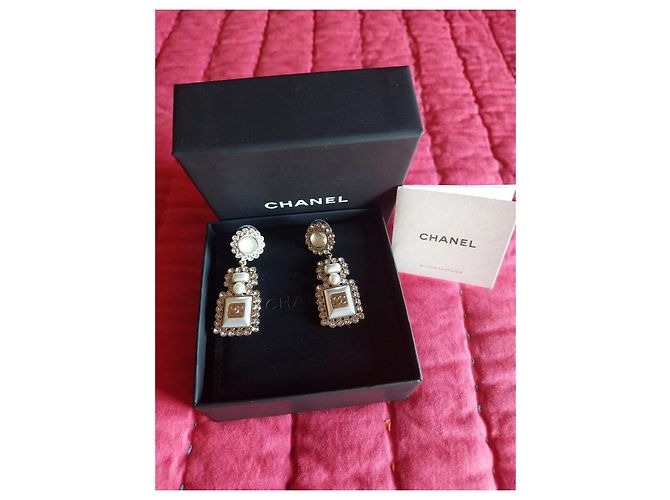 Orecchini Chanel in metallo dorato e perle Bianco Gold hardware - vista 4