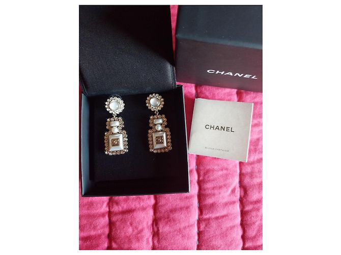 Orecchini Chanel in metallo dorato e perle Bianco Gold hardware - vista 5