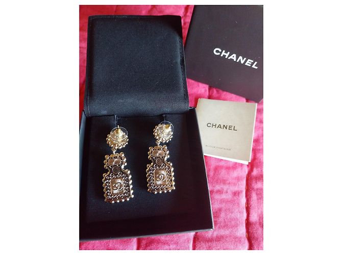 Orecchini Chanel in metallo dorato e perle Bianco Gold hardware - vista 6