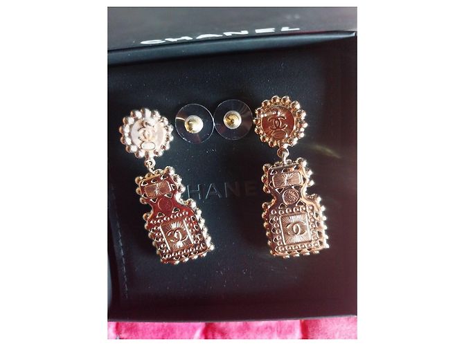 Orecchini Chanel in metallo dorato e perle Bianco Gold hardware - vista 7
