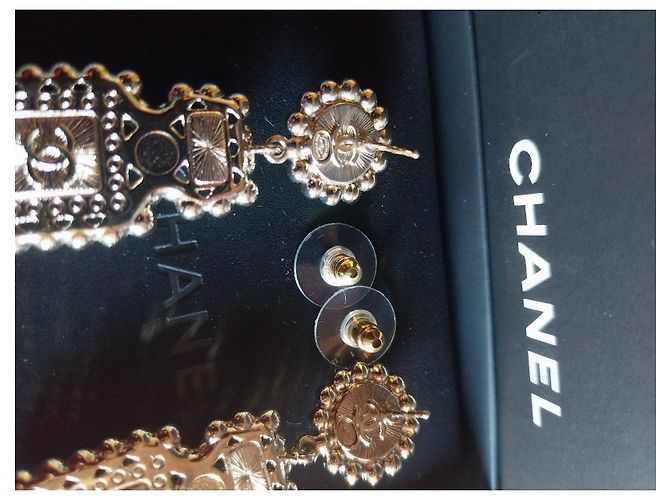 Orecchini Chanel in metallo dorato e perle Bianco Gold hardware - vista 8