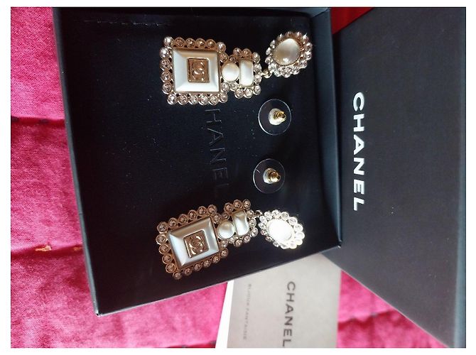 Orecchini Chanel in metallo dorato e perle Bianco Gold hardware - vista 9