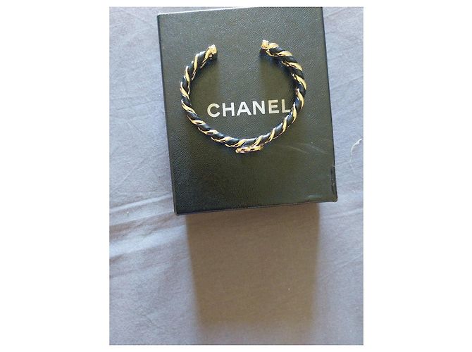 Bracciale rigido Chanel in pelle e metallo dorato Nero D'oro - vista 10