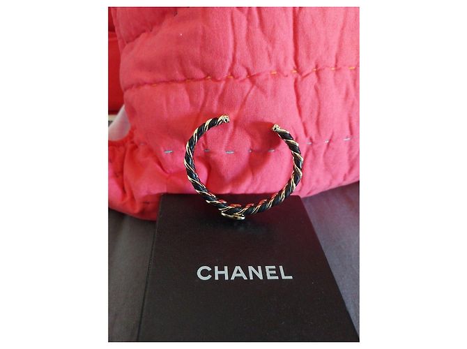 Bracciale rigido Chanel in pelle e metallo dorato Nero D'oro - vista 11