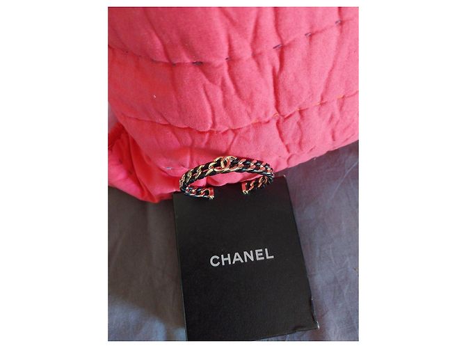 Bracciale rigido Chanel in pelle e metallo dorato Nero D'oro - vista 2