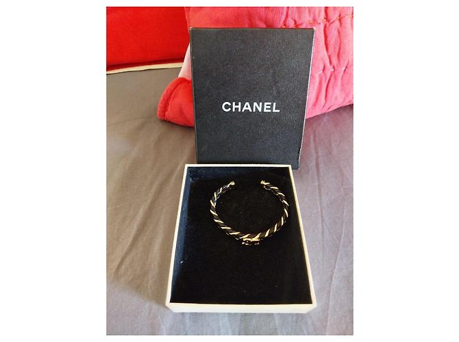 Bracciale rigido Chanel in pelle e metallo dorato Nero D'oro - vista 3