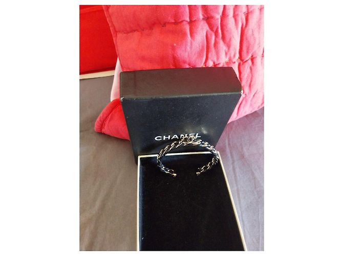 Bracciale rigido Chanel in pelle e metallo dorato Nero D'oro - vista 4