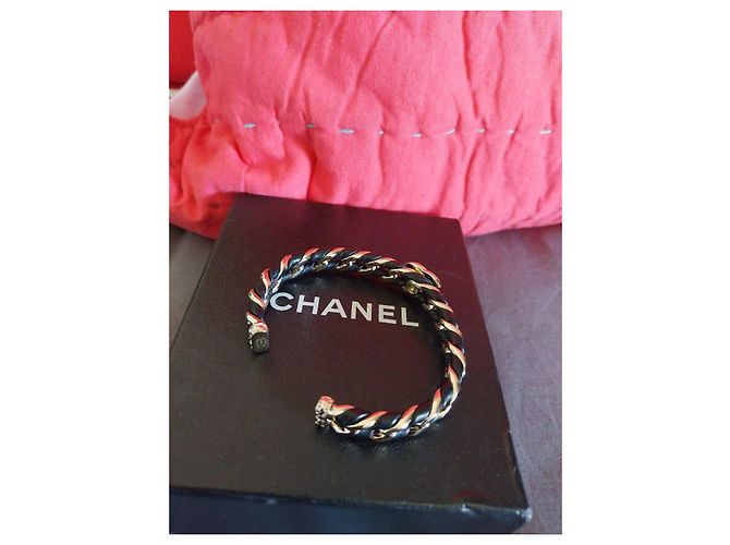 Bracciale rigido Chanel in pelle e metallo dorato Nero D'oro - vista 5