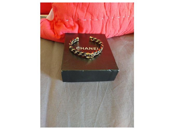 Bracciale rigido Chanel in pelle e metallo dorato Nero D'oro - vista 6